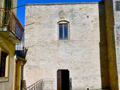 La sua facciata, bassa e rettangolare, � veramente minimale. I bianchi conci in pietra che la scandiscono sono interrotti solo da una finestrella centinata...